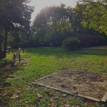펜션 Freistehendes Beim Wellnessbad Mit Eingezaeuntem Garten Und Terrasse By Interhome *
